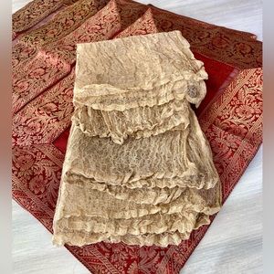 Set of (4) Burgundy Placemats with Gold Borders + Gold Napkins (4).